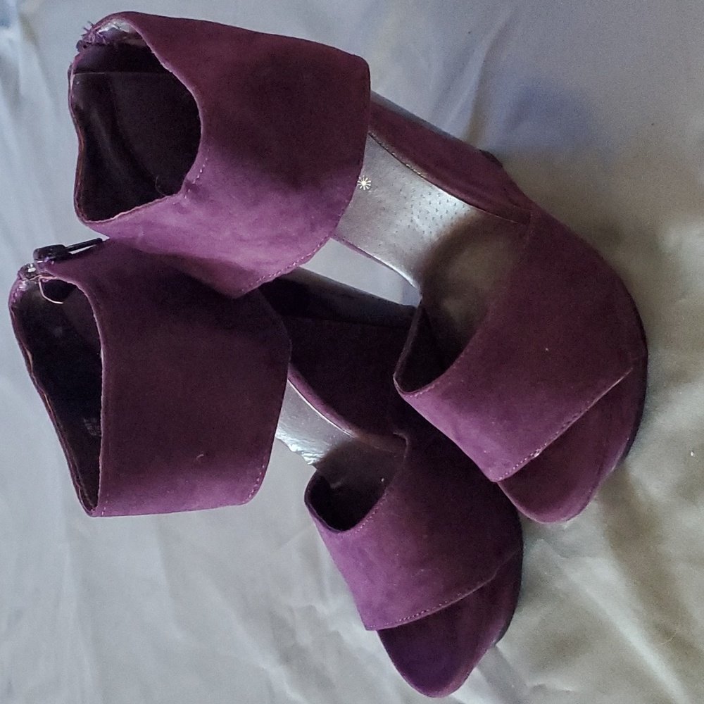 SHOEDAZZLE Sandals
